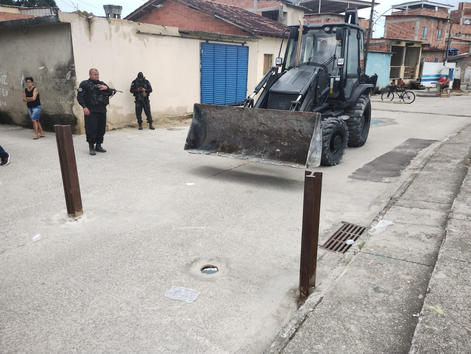 Polícia apreende quatro fuzis, drogas e retira 11 toneladas de barricadas de comunidades do Complexo de Israel